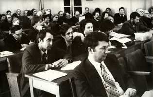 Факультетское собрание: во втором ряду слева направо: А.В. Прохоренко, секретарь комитета ВЛКСМ ЛГУ (1971-76); рядом И.В. Дубов