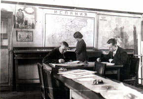 В кабинете кафедры Новой истории, конец 1940-х гг.