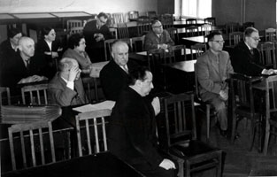 Заседание Ученого совета исторического факультета. 2-й ряд справа налево заведующий кафедрой В. Г. Ревуненков и В. Н. Белановский, 1959 г.