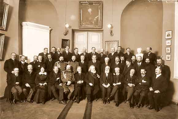 Participants of the meeting of historians that took place in Petersburg in 1914. Among them are E.V. Tarle (upper row, 2nd from the right) and N.I. Kareev (lower row, 7th from the left).