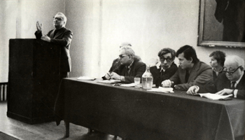 За кафедрой - В.Г. Ревуненко; сидят слева направо: Р.Ф. Итс; В.А. Ежов; М.Н. Кузьмин; А.Я. Дегтярев; В.В. Мавродин