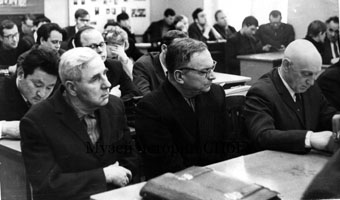 Партийное собрание на историческом факультете. 1 ряд, в центе профессор В. Г. Ревуненков, 1960-е гг.
